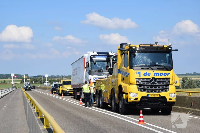 Vrachtwagen schampt wand Zeelandbrug na klapband