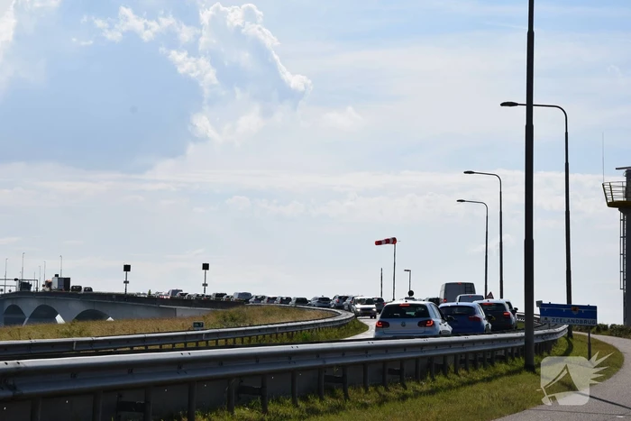 Vrachtwagen schampt wand Zeelandbrug na klapband