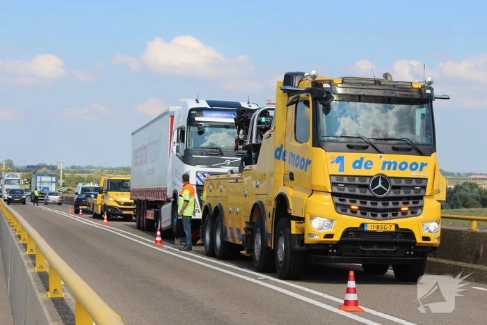 Vrachtwagen schampt wand Zeelandbrug na klapband