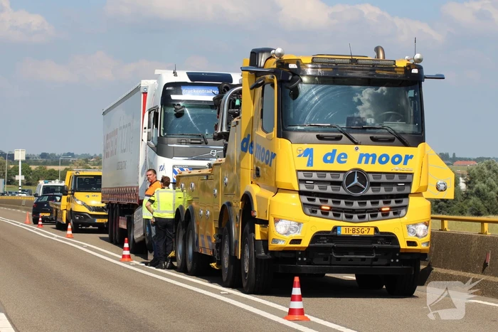 Vrachtwagen schampt wand Zeelandbrug na klapband