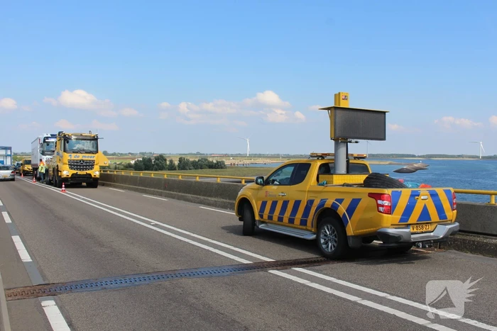 Vrachtwagen schampt wand Zeelandbrug na klapband