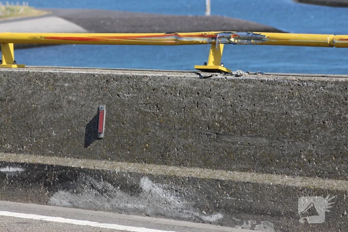Vrachtwagen schampt wand Zeelandbrug na klapband