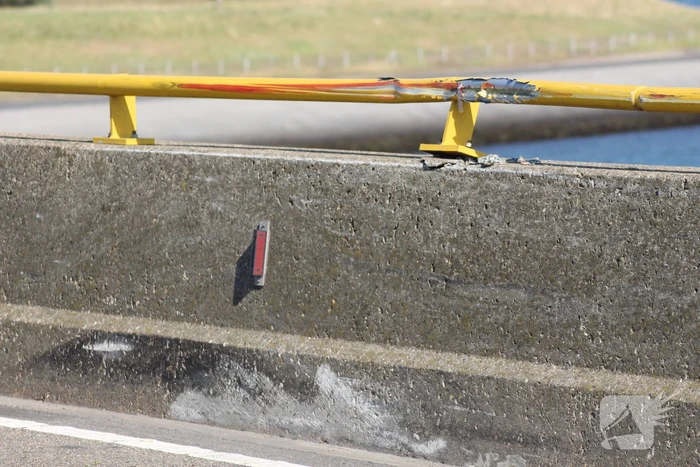 Vrachtwagen schampt wand Zeelandbrug na klapband