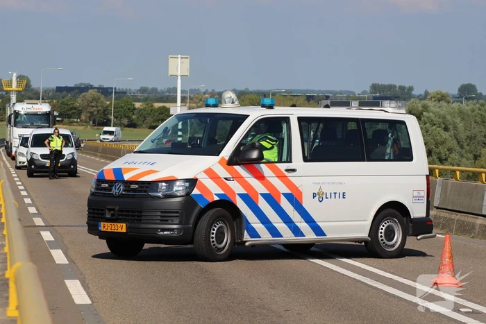 Vrachtwagen schampt wand Zeelandbrug na klapband