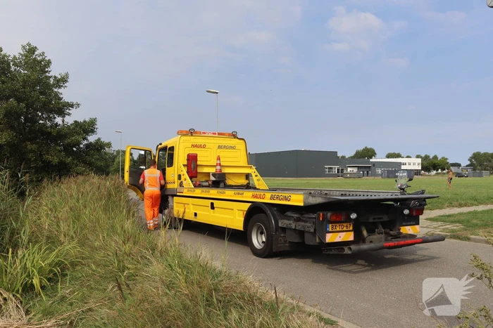 Auto raakt te water naast brug