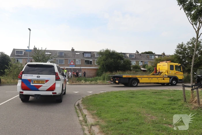 Auto raakt te water naast brug