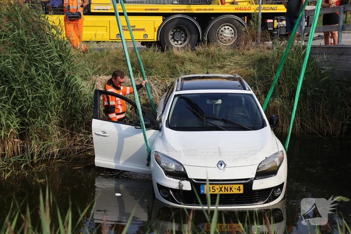 Auto raakt te water naast brug