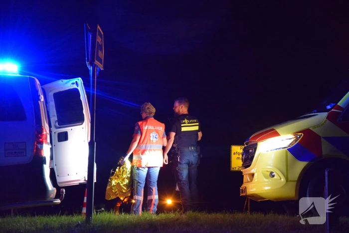 Auto op zijn kop in sloot naast talud