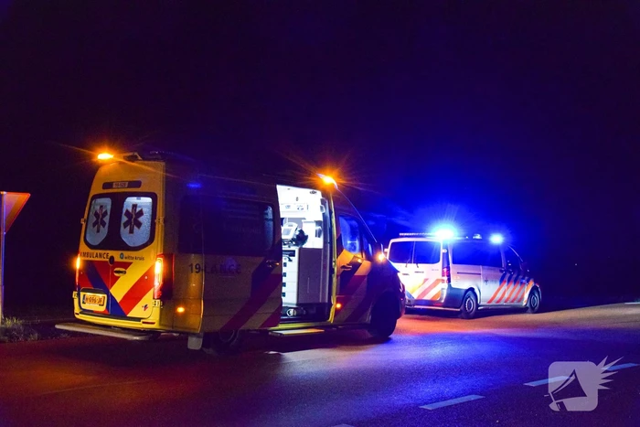 Auto op zijn kop in sloot naast talud