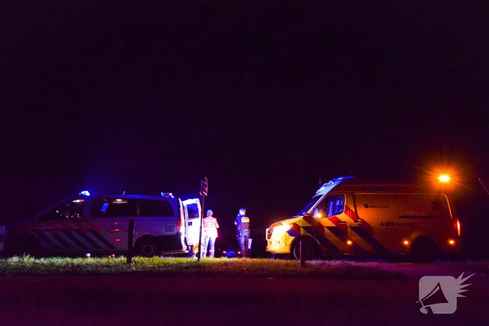 Auto op zijn kop in sloot naast talud