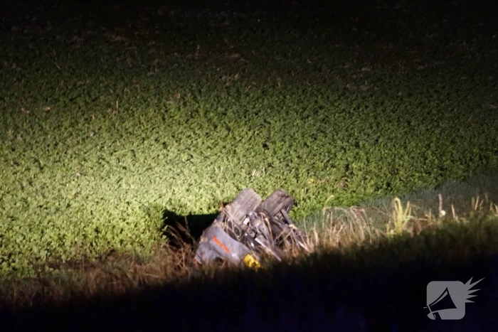 Auto op zijn kop in sloot naast talud