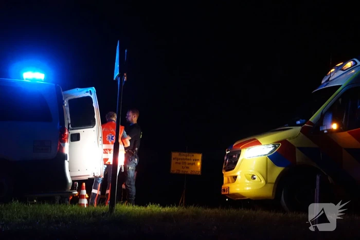 Auto op zijn kop in sloot naast talud