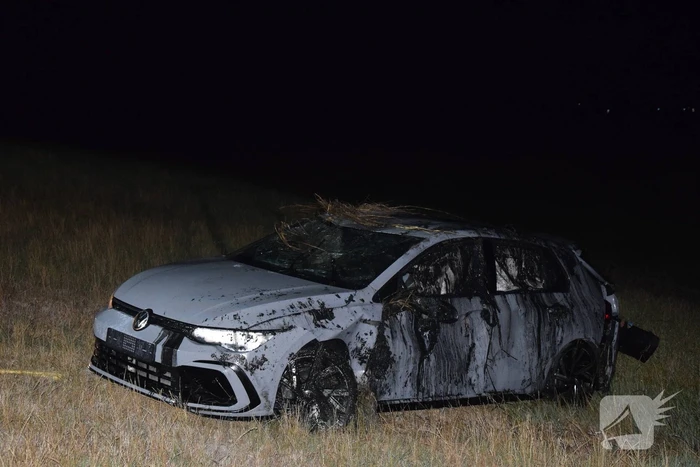 Auto op zijn kop in sloot naast talud