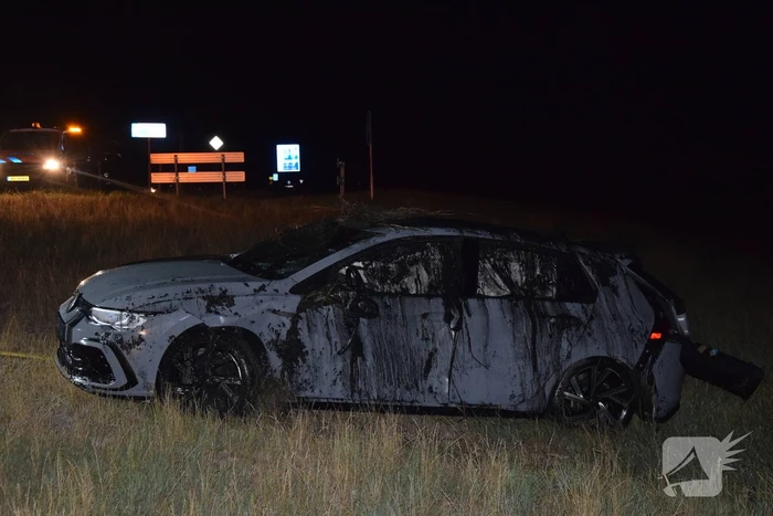 Auto op zijn kop in sloot naast talud