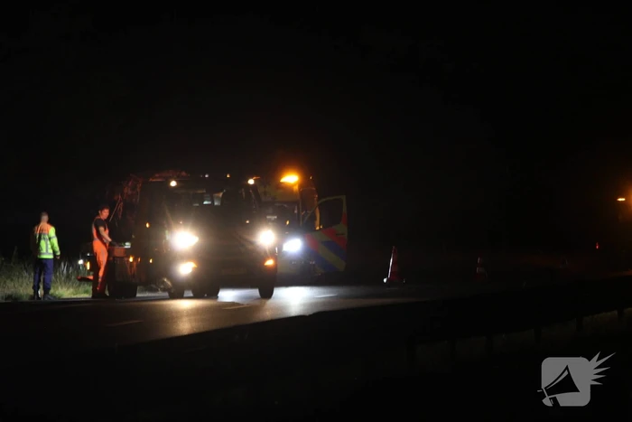 Auto schiet van de weg