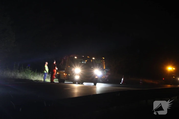 Auto schiet van de weg