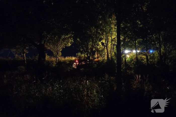 Auto schiet van de weg