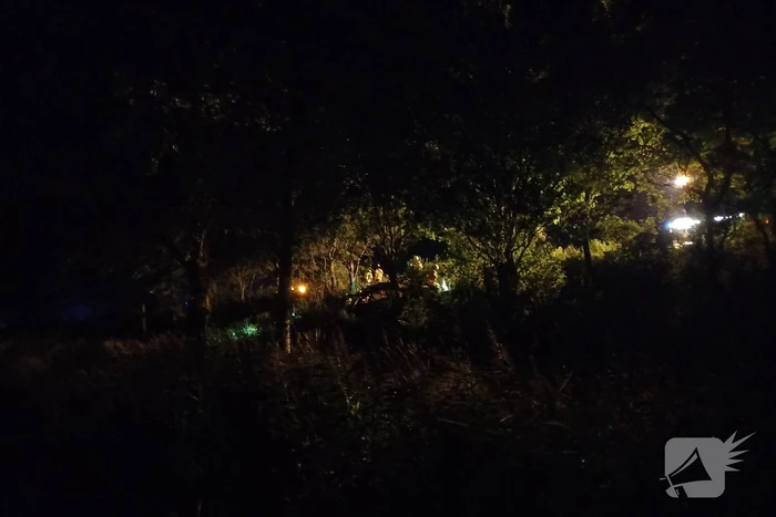 Auto schiet van de weg