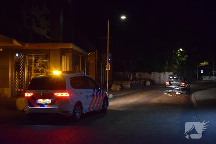 Auto rijdt opzettelijk in op twee horecapanden