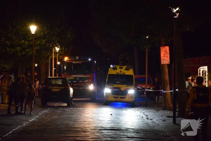 Auto rijdt opzettelijk in op twee horecapanden