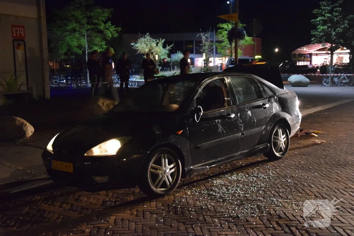 Auto rijdt opzettelijk in op twee horecapanden