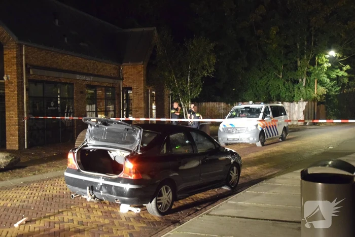Auto rijdt opzettelijk in op twee horecapanden