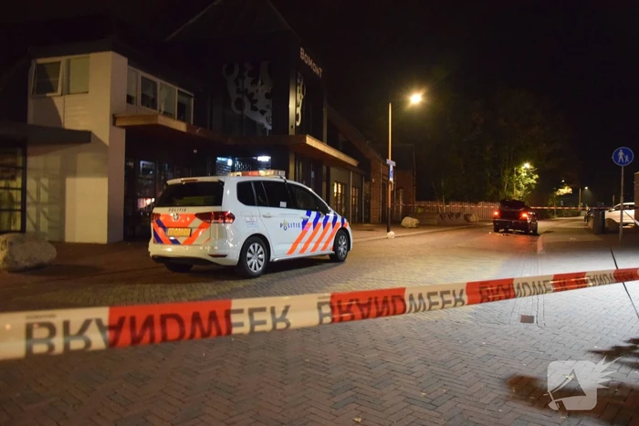 Auto rijdt opzettelijk in op twee horecapanden