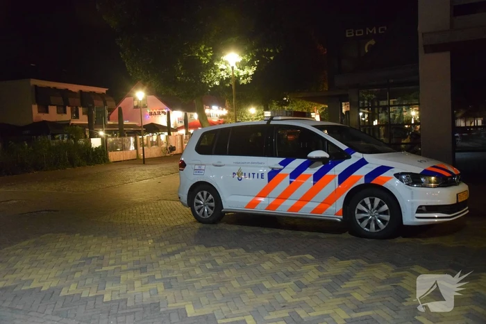 Auto rijdt opzettelijk in op twee horecapanden