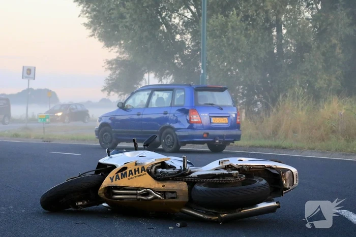 Motorrijder botst op auto