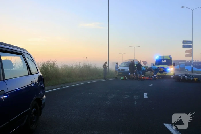 Motorrijder botst op auto