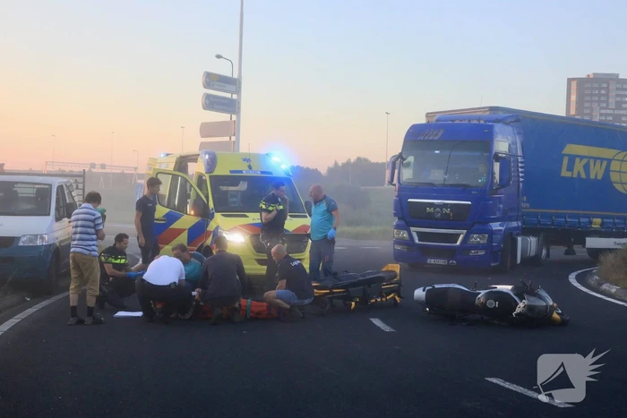 Motorrijder botst op auto