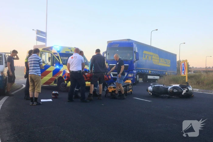 Motorrijder botst op auto