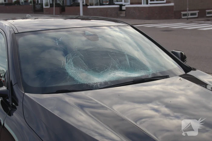 Racefietser belandt op voorruit van auto