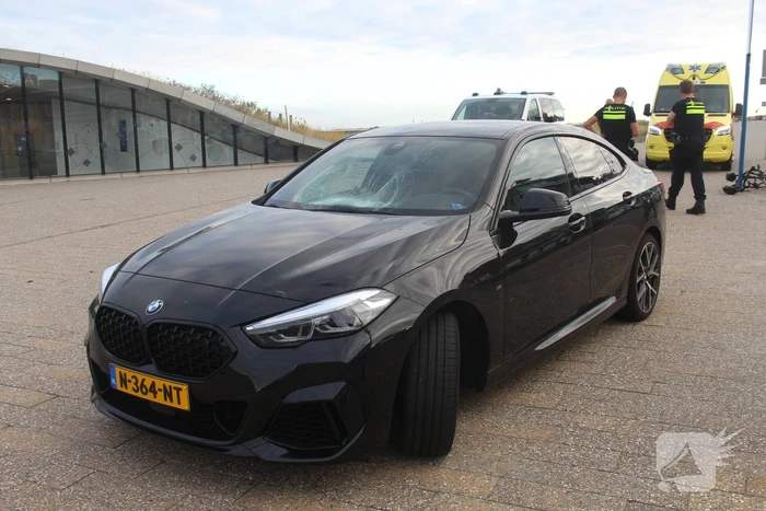 Racefietser belandt op voorruit van auto
