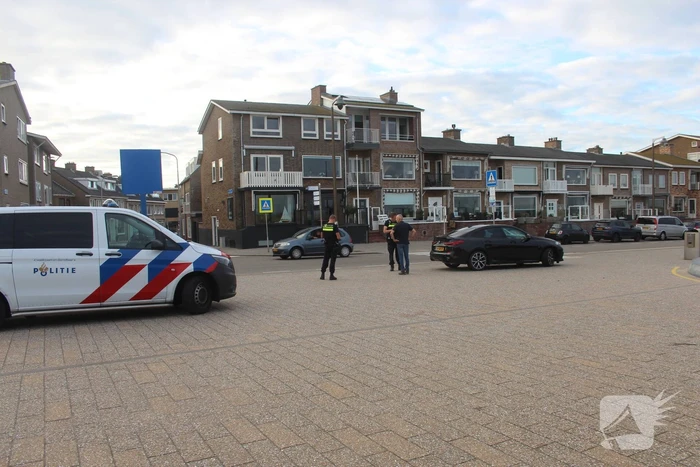 Racefietser belandt op voorruit van auto