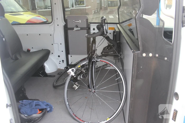 Racefietser belandt op voorruit van auto