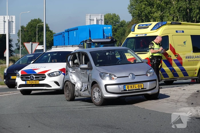 Drie gewonden en flinke schade bij botsing
