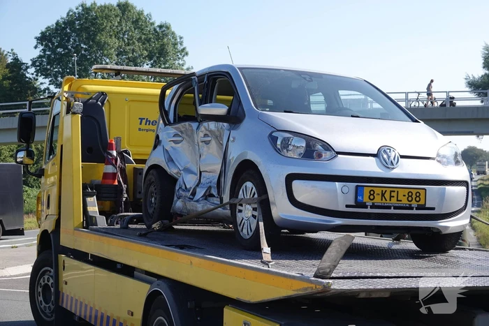 Drie gewonden en flinke schade bij botsing