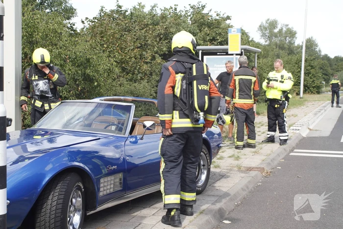 Brandweer doet onderzoek naar rokende Corvette-oldtimer