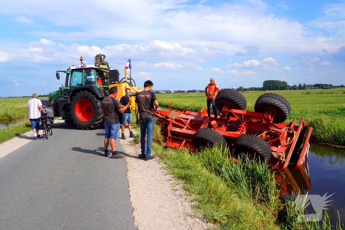 Aanhanger van tractor belandt in sloot