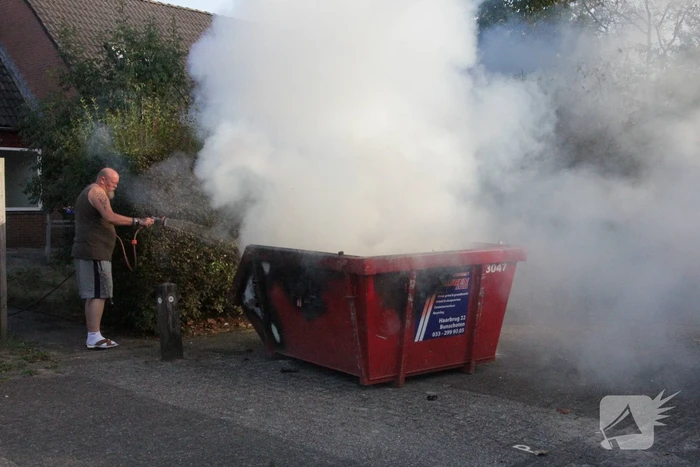 Buurtbewoner doet bluspoging bij brand in bouwcontainer
