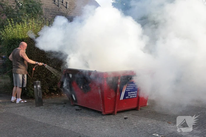 Buurtbewoner doet bluspoging bij brand in bouwcontainer