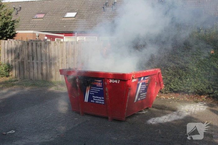 Buurtbewoner doet bluspoging bij brand in bouwcontainer