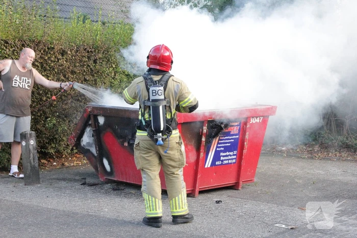 Buurtbewoner doet bluspoging bij brand in bouwcontainer