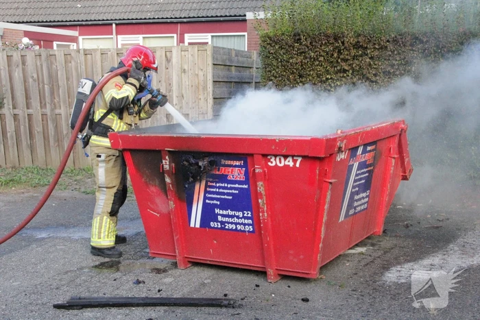 Buurtbewoner doet bluspoging bij brand in bouwcontainer