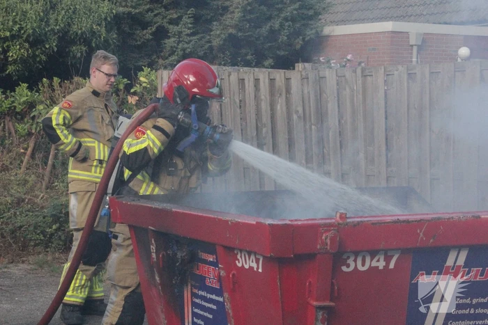 Buurtbewoner doet bluspoging bij brand in bouwcontainer