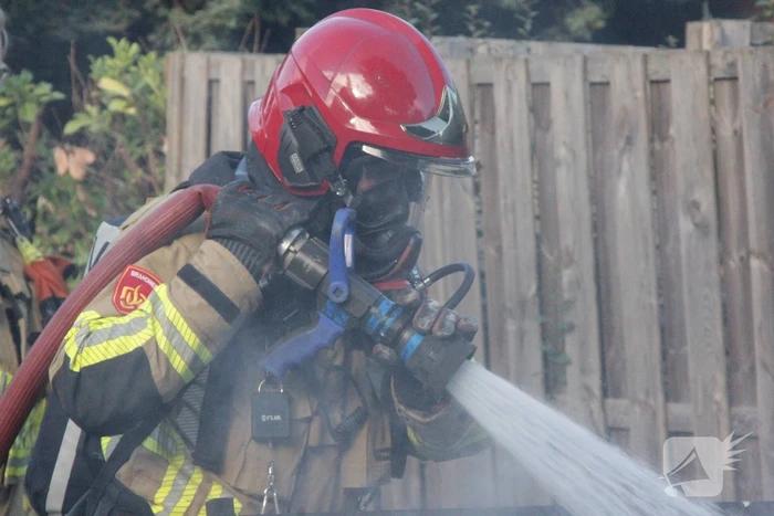 Buurtbewoner doet bluspoging bij brand in bouwcontainer