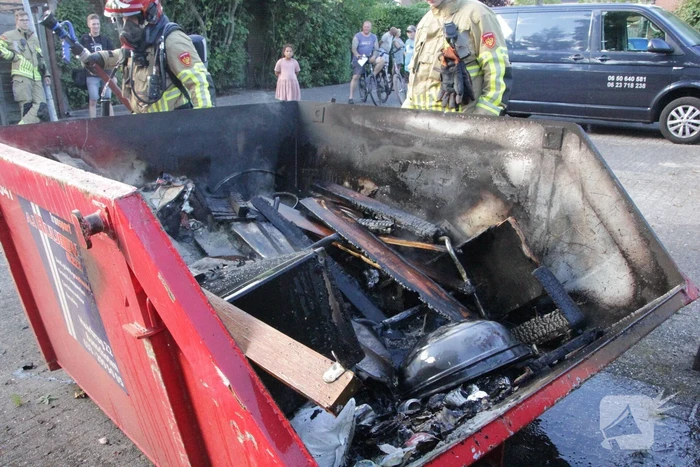 Buurtbewoner doet bluspoging bij brand in bouwcontainer