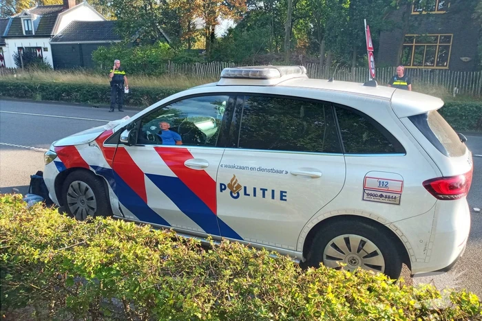 Motoragent botst op politiewagen