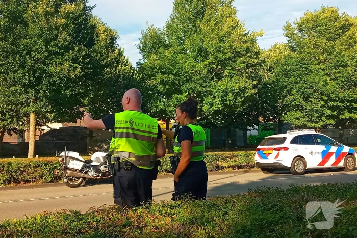 Motoragent botst op politiewagen